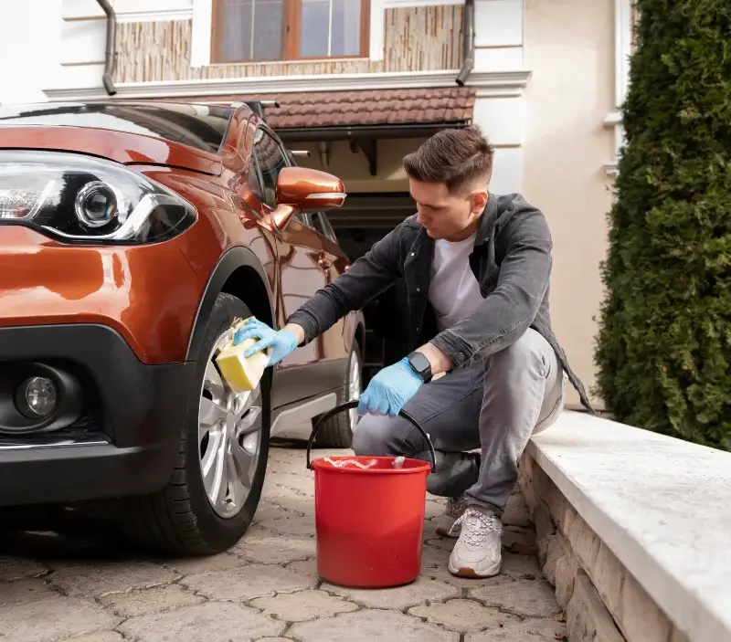 Lavage auto à domicile Val-de-Sos : professionnel intervenant sur un véhicule